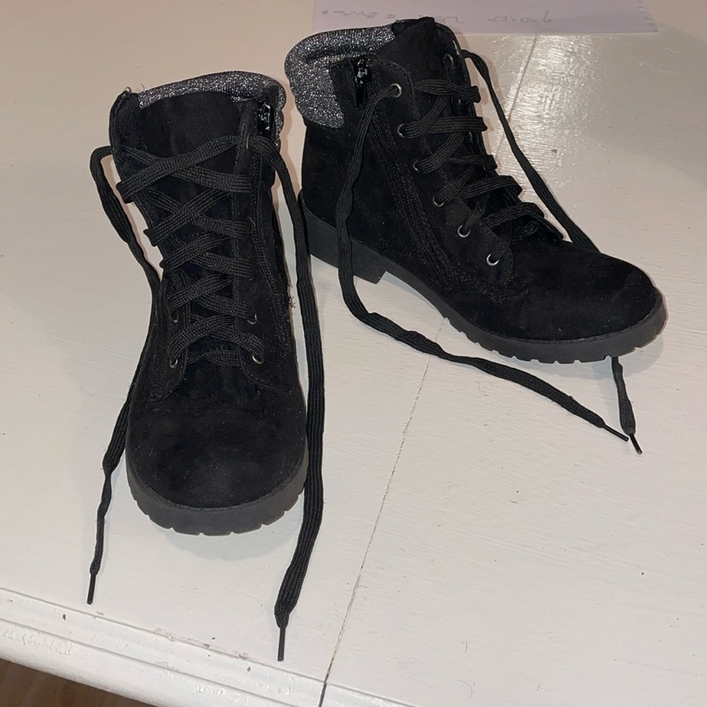 Girls youth Size 5 lace boots. Austin brand